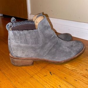 Sofft Bellis Suede Gray Ankle Boot